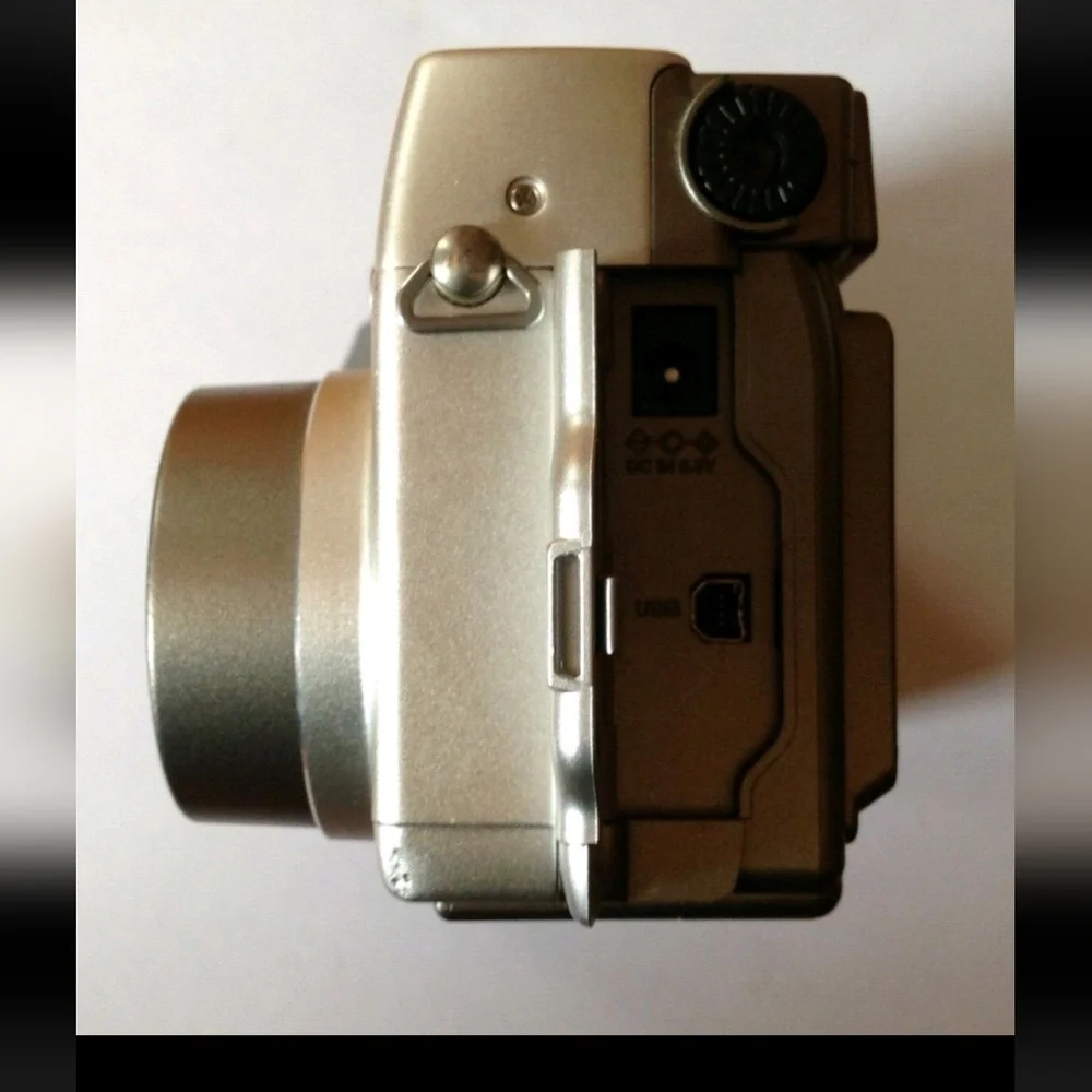 Olympus C-3020 Zoom 3.2MP Digital Camera - Metallic Silver USB Connect